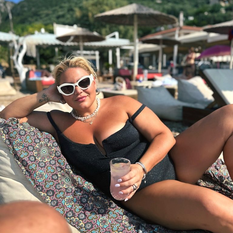 Η Δανάη Μπάρκα σε παραλία στις Κιτριές