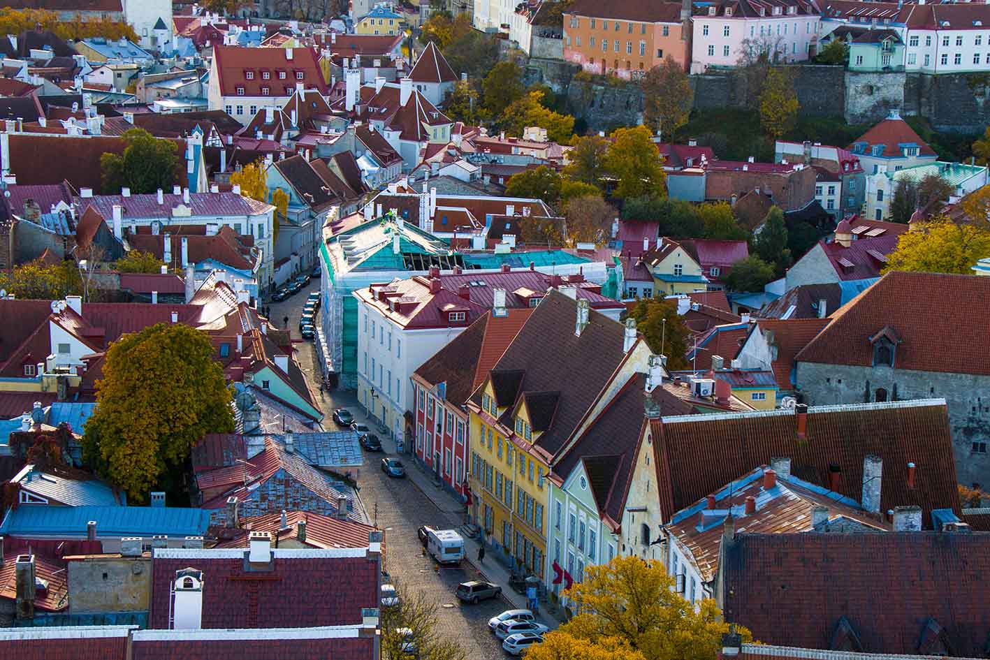 Άποψη της πόλης του Ταλίν στην Εσθονία με τα πολύχρωμα σπίτια παλαιού τύπου.