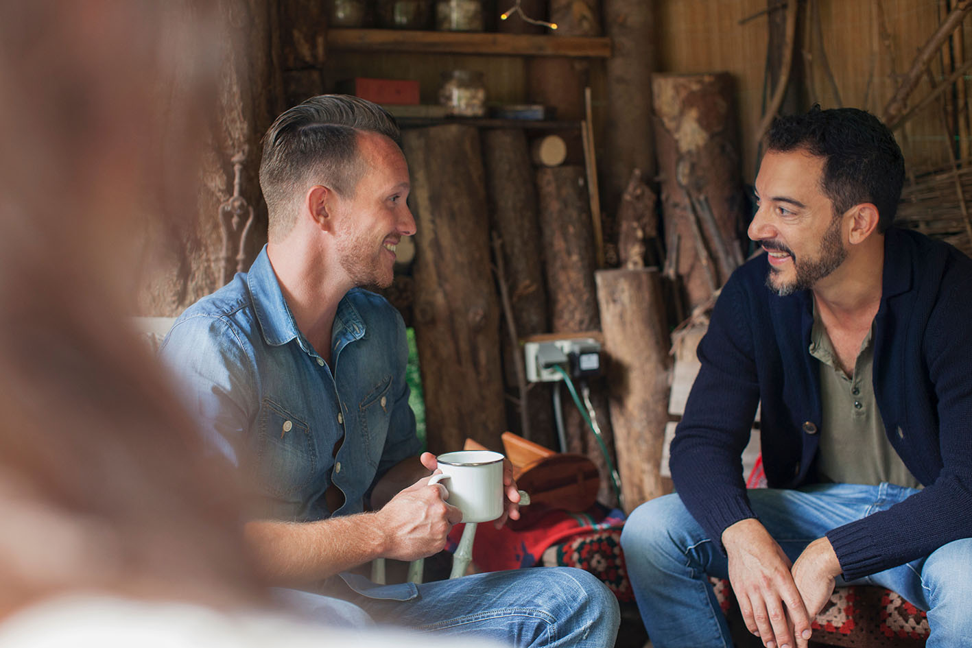 Φίλοι μιλάνε ο ένας πίνει καφέ
