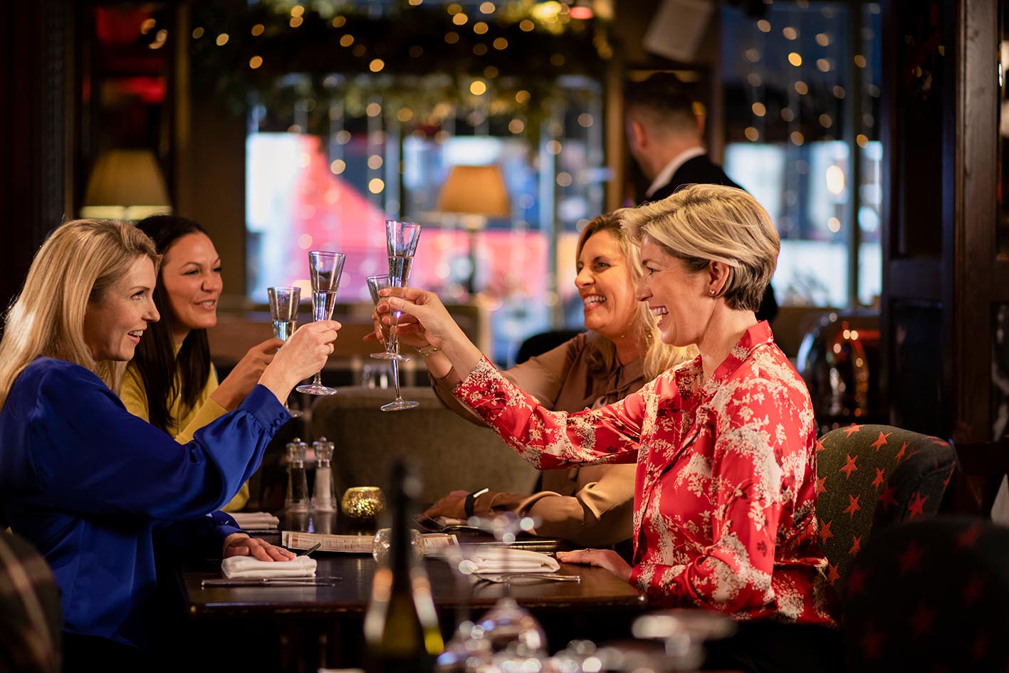 Φίλες έξω σε μπαρ πίνουν