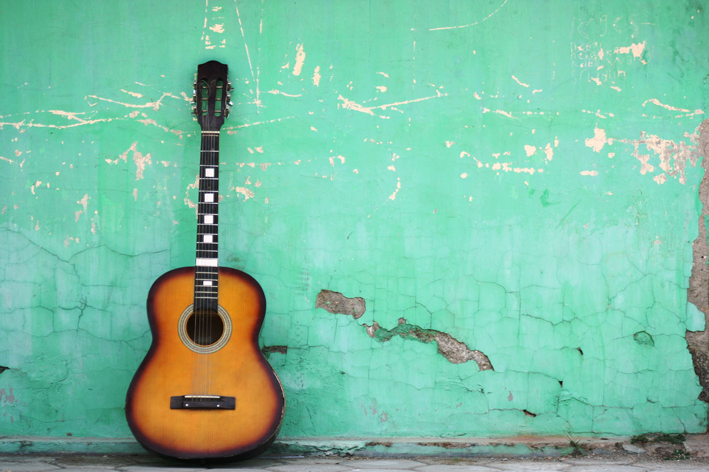 Kιθάρα σε τοίχο ακουμπισμένη