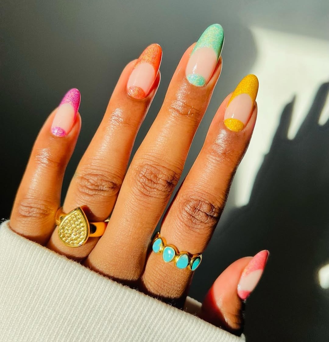 Πολύχρωμο γαλλικό μανικιούρ με ιριδίζοντα στοιχεία και glitter άκρες