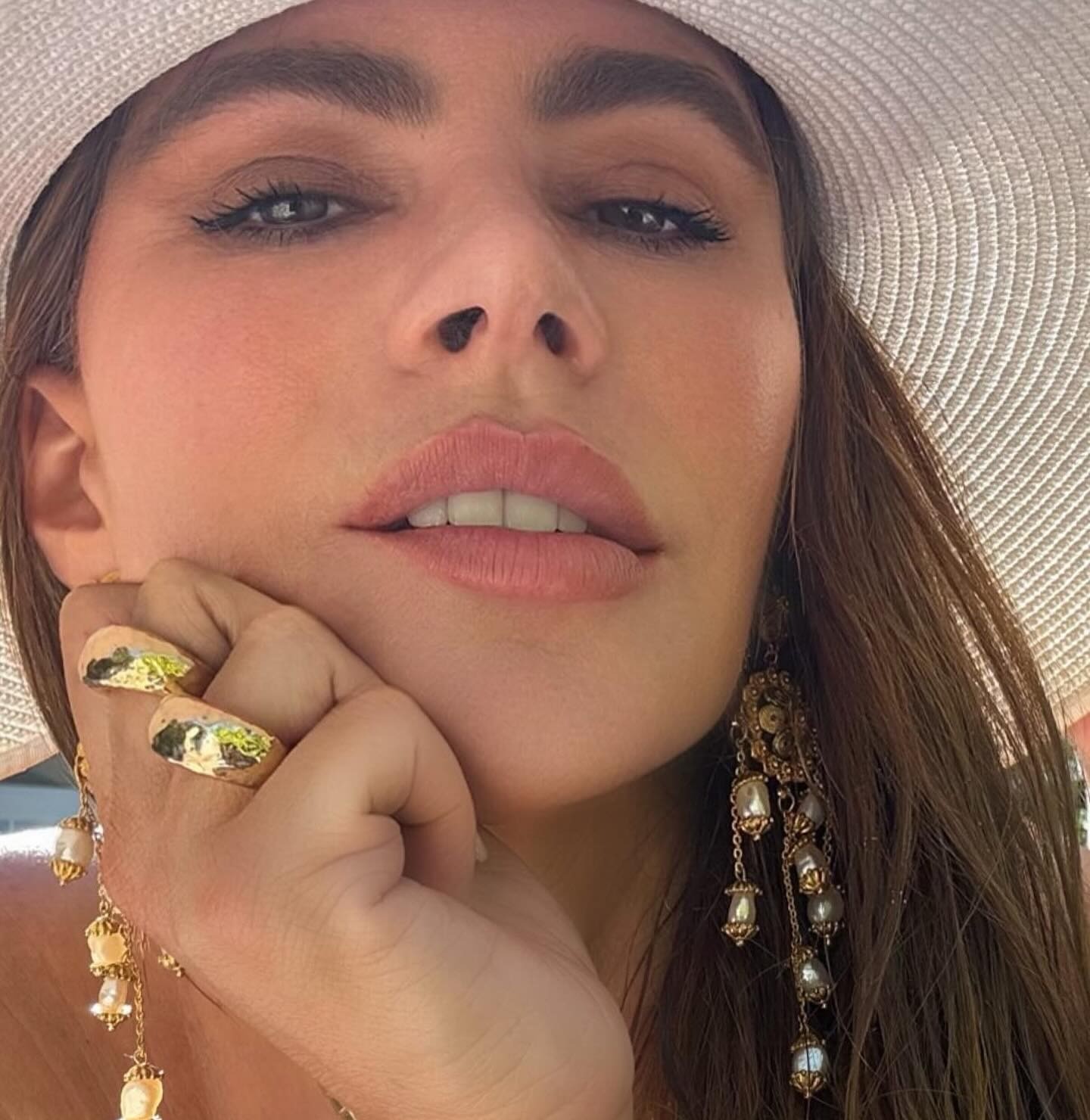 Sofia Vergara με καπέλο ηλίου και χρυσά κοσμήματα