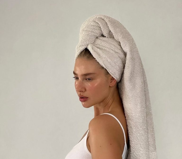 Κοπέλα μετά την πρωϊνή ρουτίνα περιποίησης