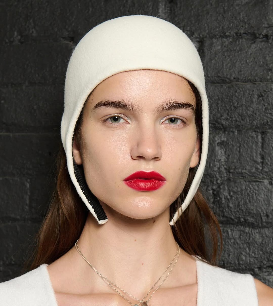 Μοντέλο με αόρατες βλεφαρίδες και κόκκινα χείλη