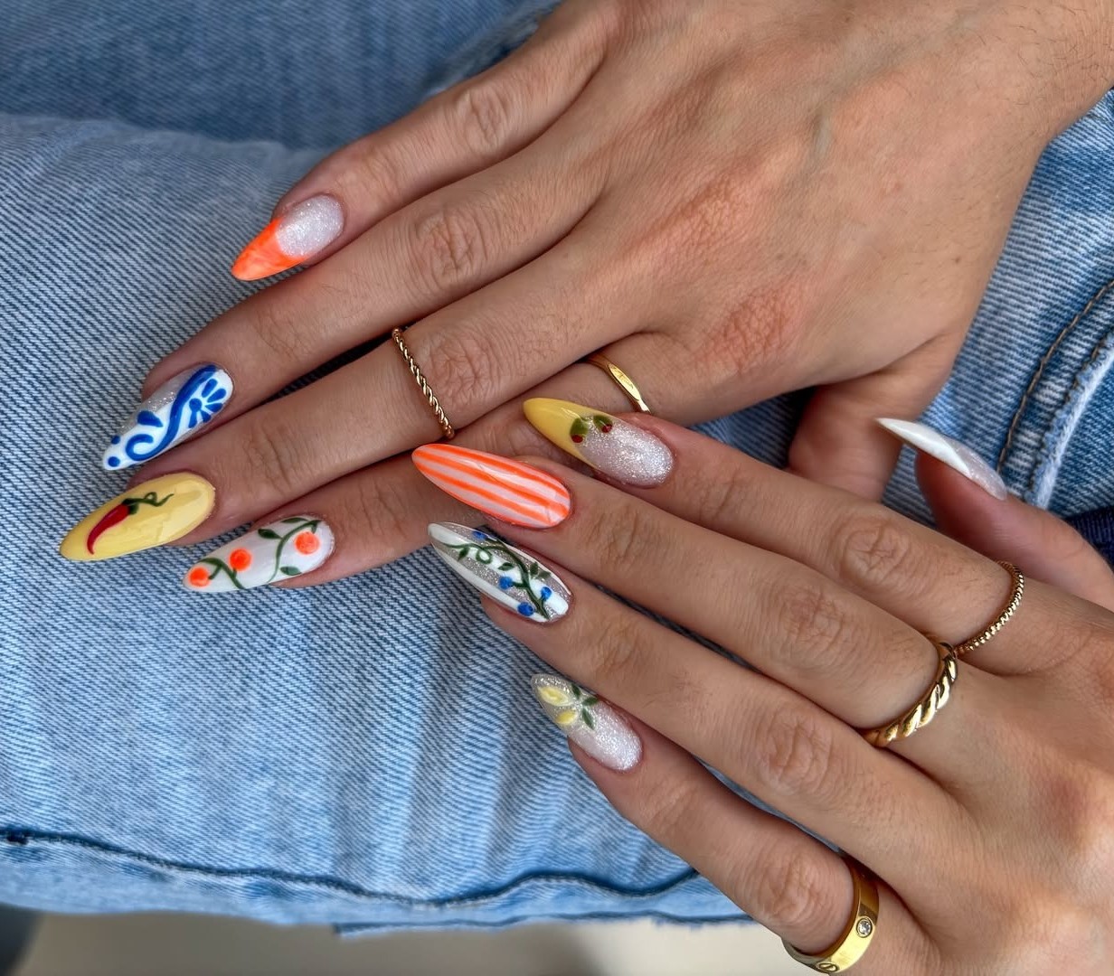 Μακριά αμυγδαλωτά νύχια με Αμάλφι μανικιούρ