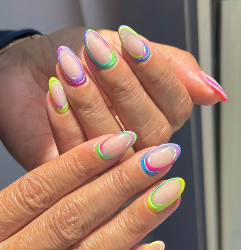 Μανικιούρ με μακριά αμυγδαλωτά νύχια σε φλούο αποχρώσεις