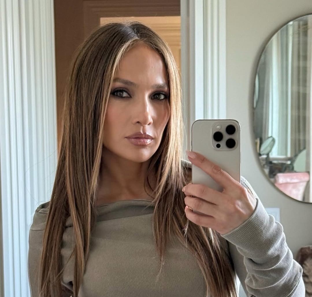 H JLo selfie με μακριά μαλλιά και bb cream νύχια