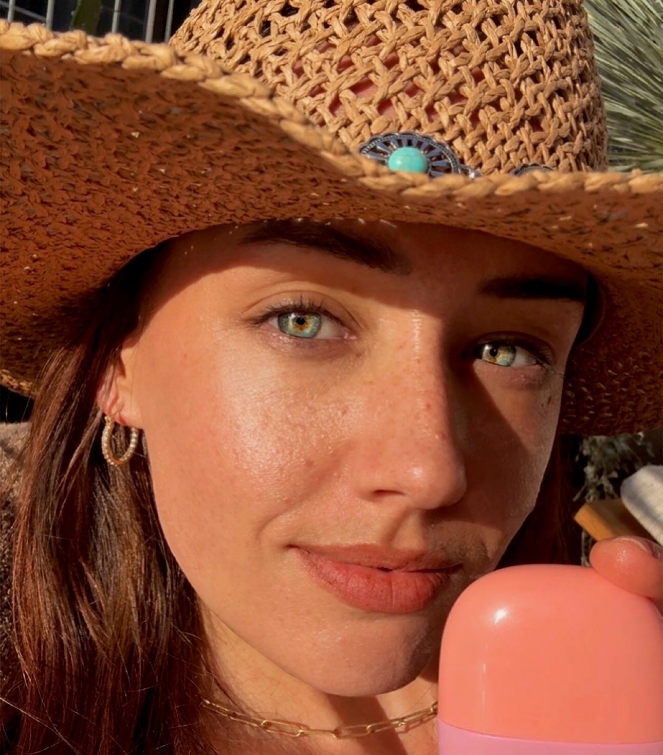 Κοπέλα με ψάθινο καπέλο στον ήλιο