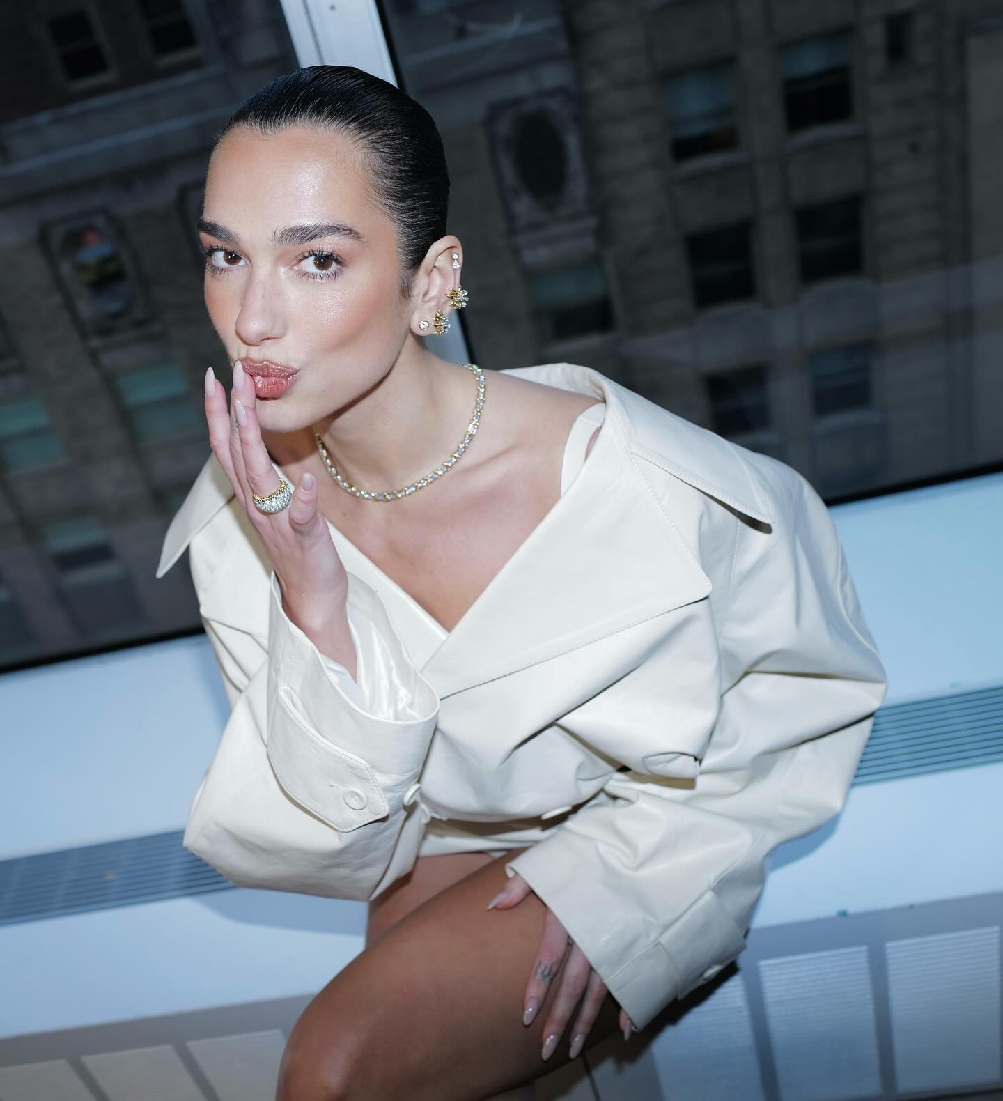 Dua Lipa με λευκά ρούχα και coconut nails