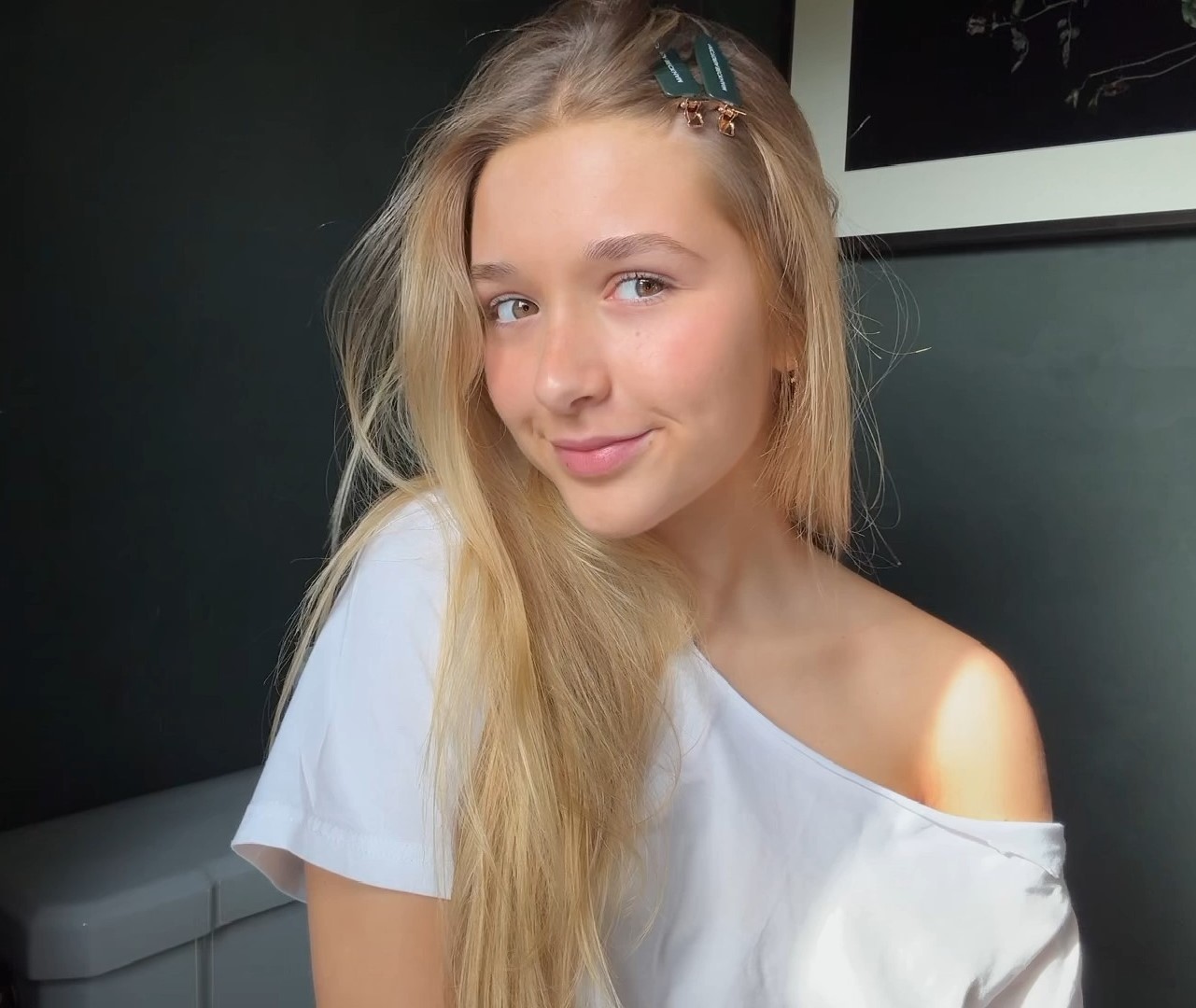 Η Harper Beckham χαμογελάει στον φακό με μακιγιάζ