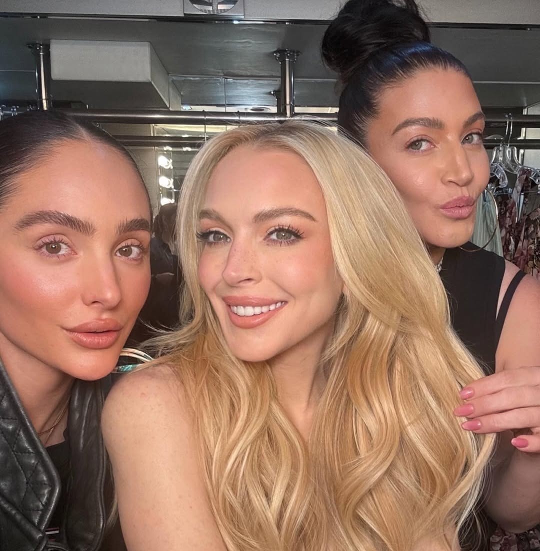 Η Lindsay Lohan με τέλειο ξανθό soft glam blonde και δυο φίλες της