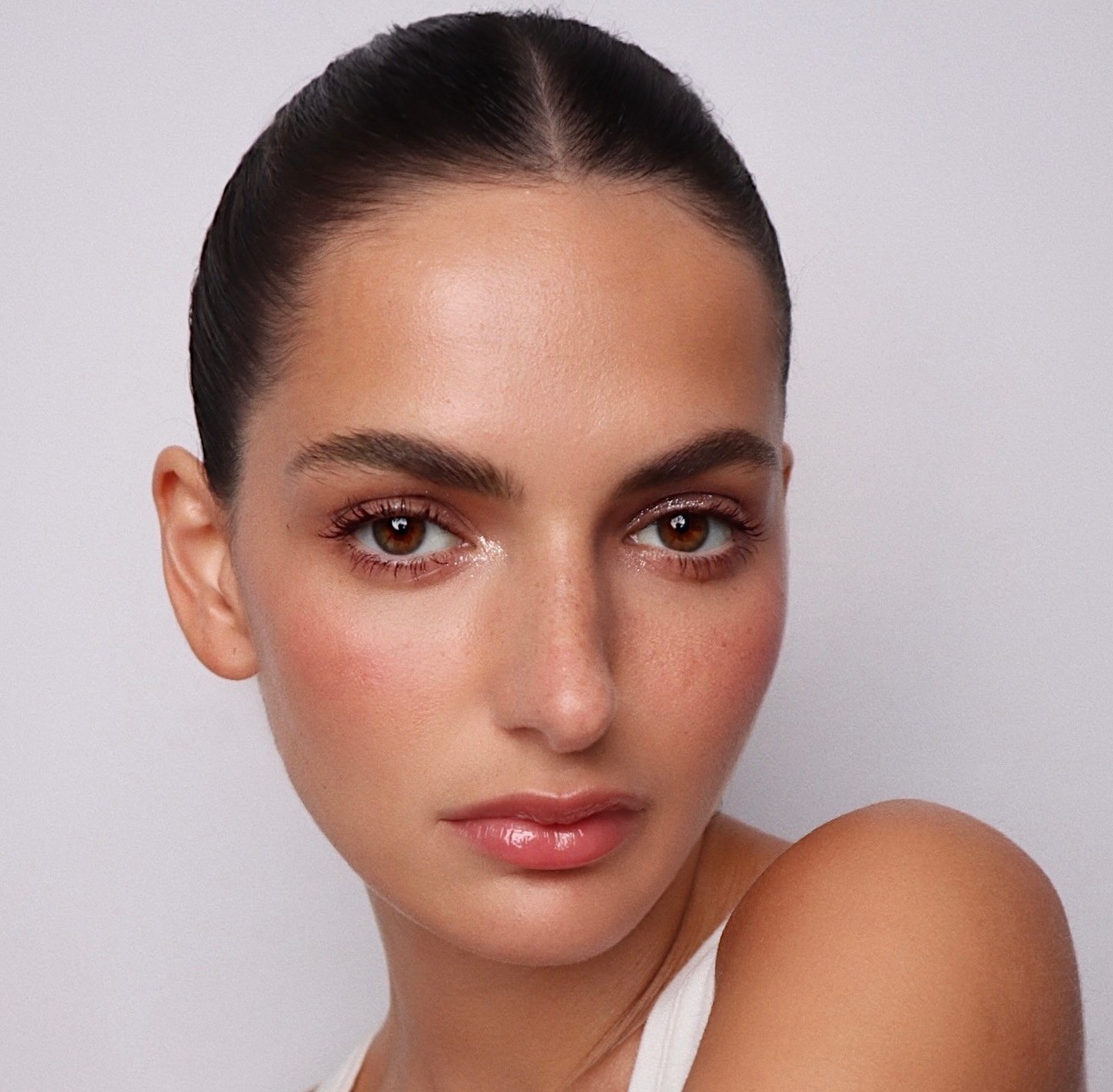 Κοπέλα με έντονα μακριές βλεφαρίδες και σαγηνευτικό βλέμμα