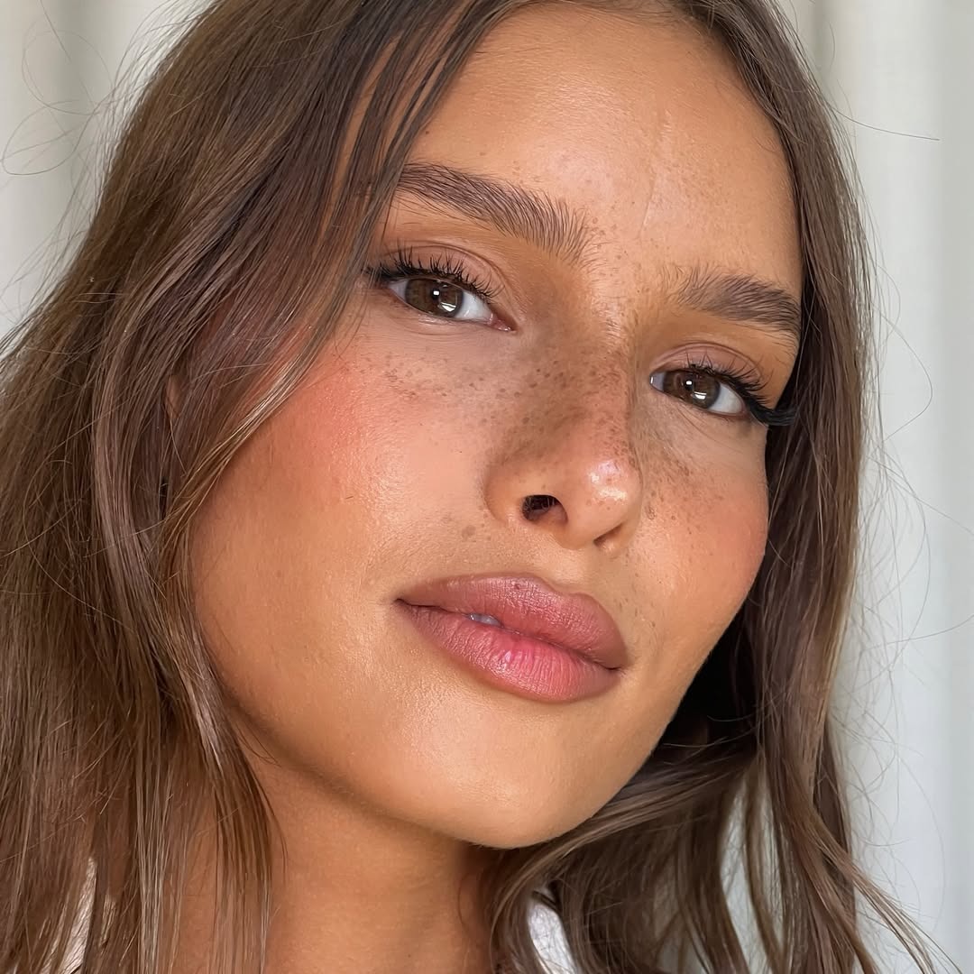 Πορτρέτο μαυρισμένης κοπέλας με ψεύτικες φακίδες