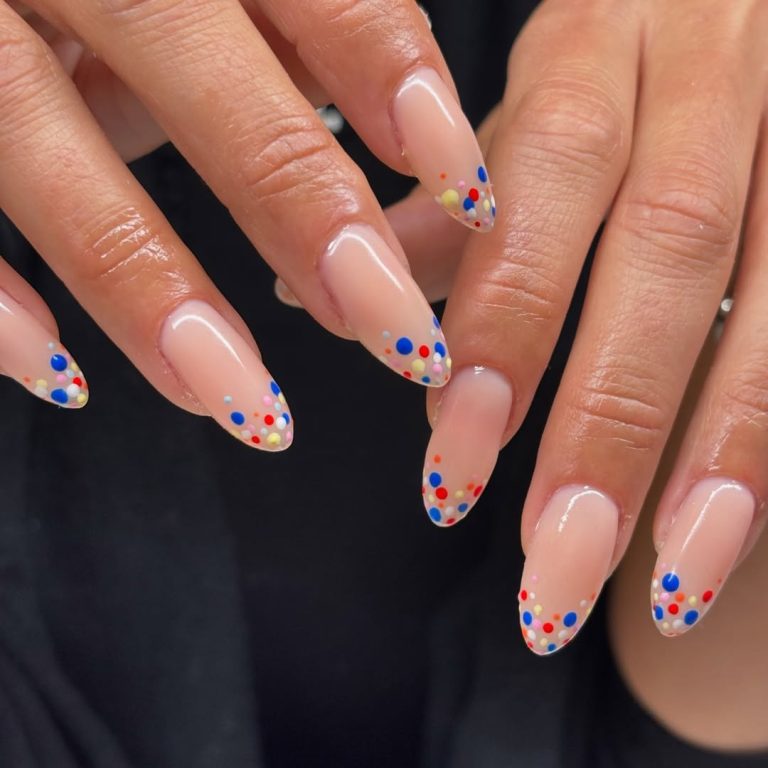Γαλλικό μανικιούρ με αμυγδαλωτά νύχια και πολύχρωμα πουά στις άκρες