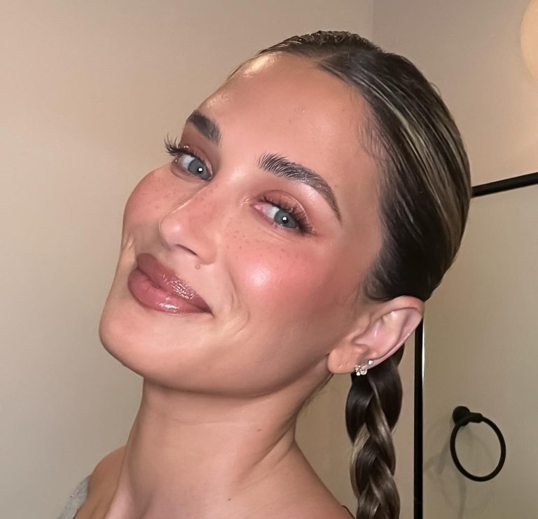 Κοπέλα με επιδερμίδα φωτεινή σαν σατέν