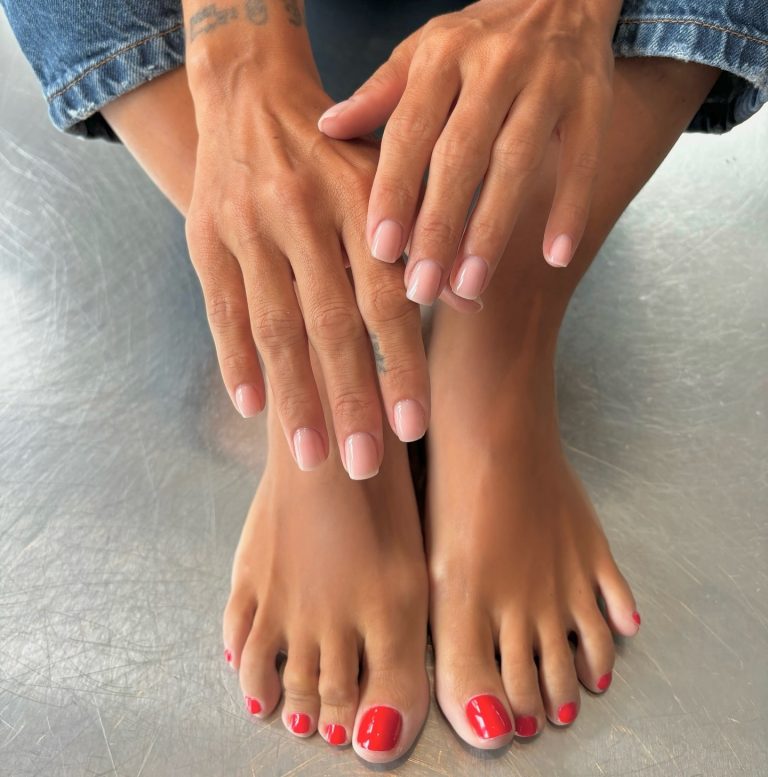 Ροζ μανικιούρ και κόκκινο πεντικιούρ