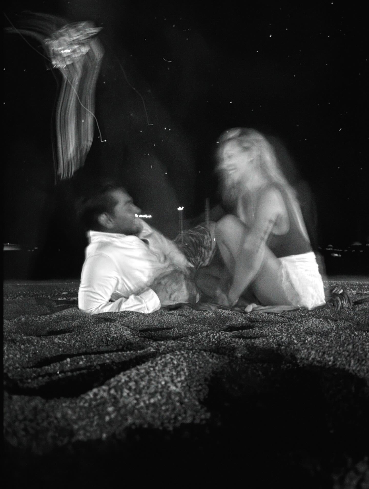 Γαρυφαλλιά Καληφώνη και Χρ'ηστος Μάστορας στην ακρογιαλιά