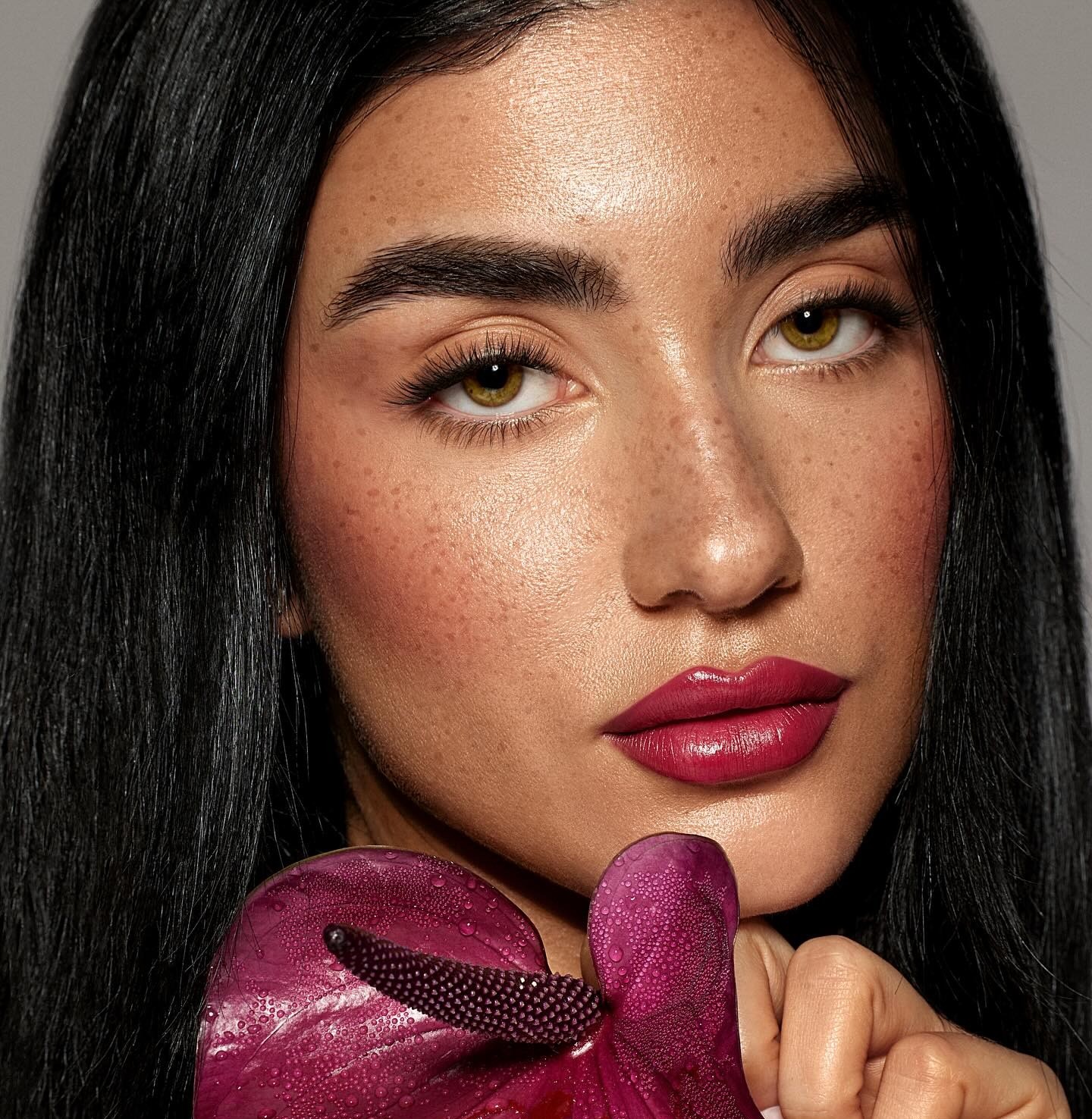 μελαχροινή κοπέλα με ζουμερά, λαμπερά χείλη σε κερασί απόχρωση