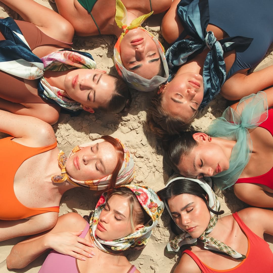 Κορίτσια στην άμμο στον ήλιο με μακιγιάζ