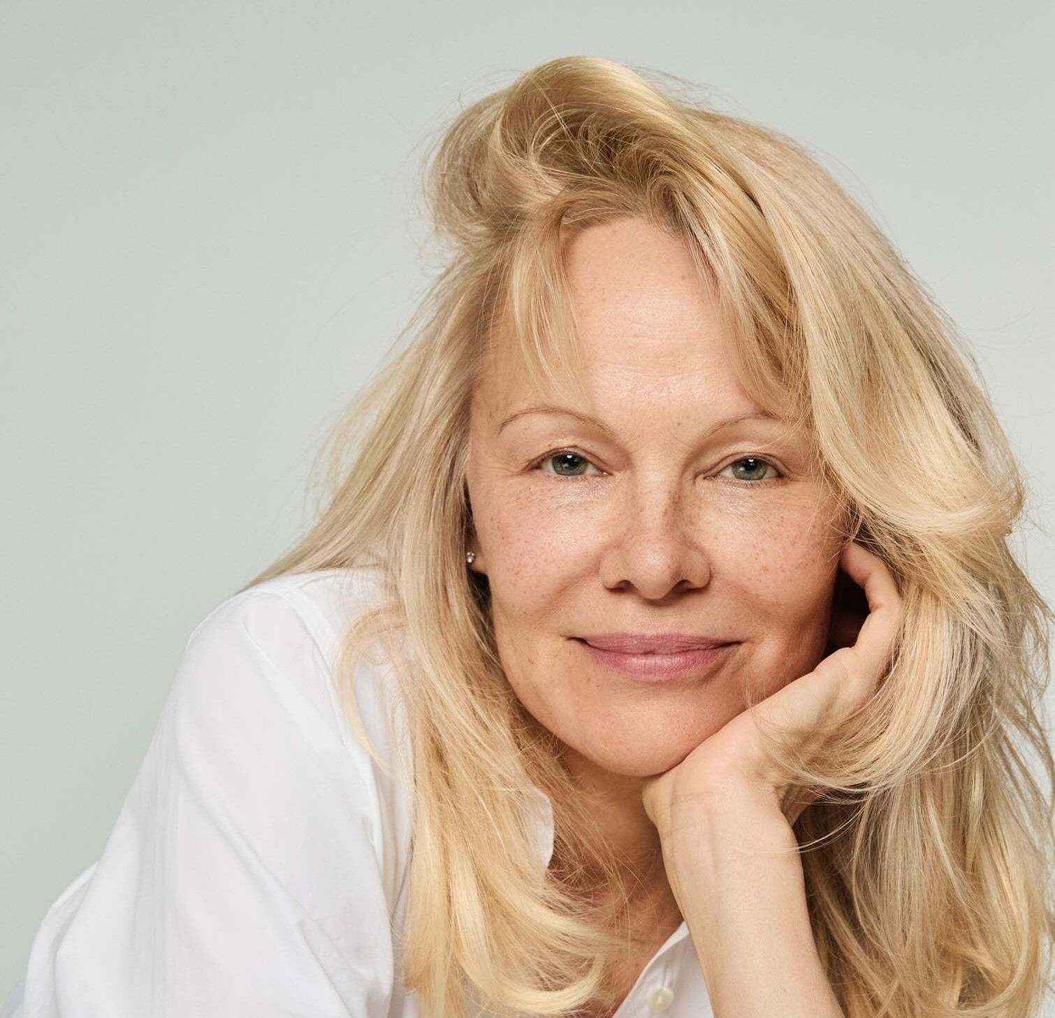 H Pamela Anderson χαμογελά με ωραία μαλλιά