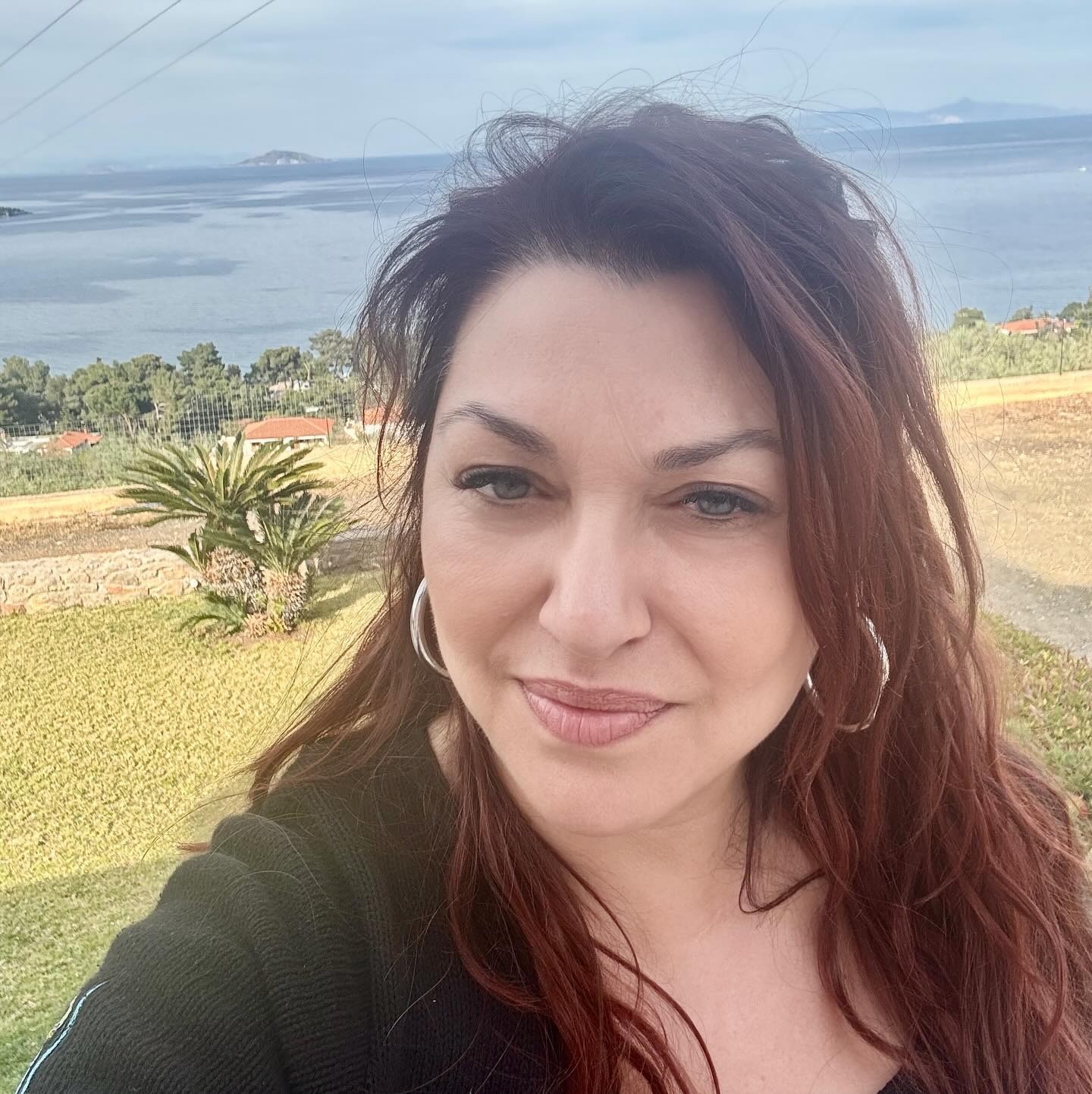 Η Καίτη Γαρμπή με φόντο τη θάλασσα