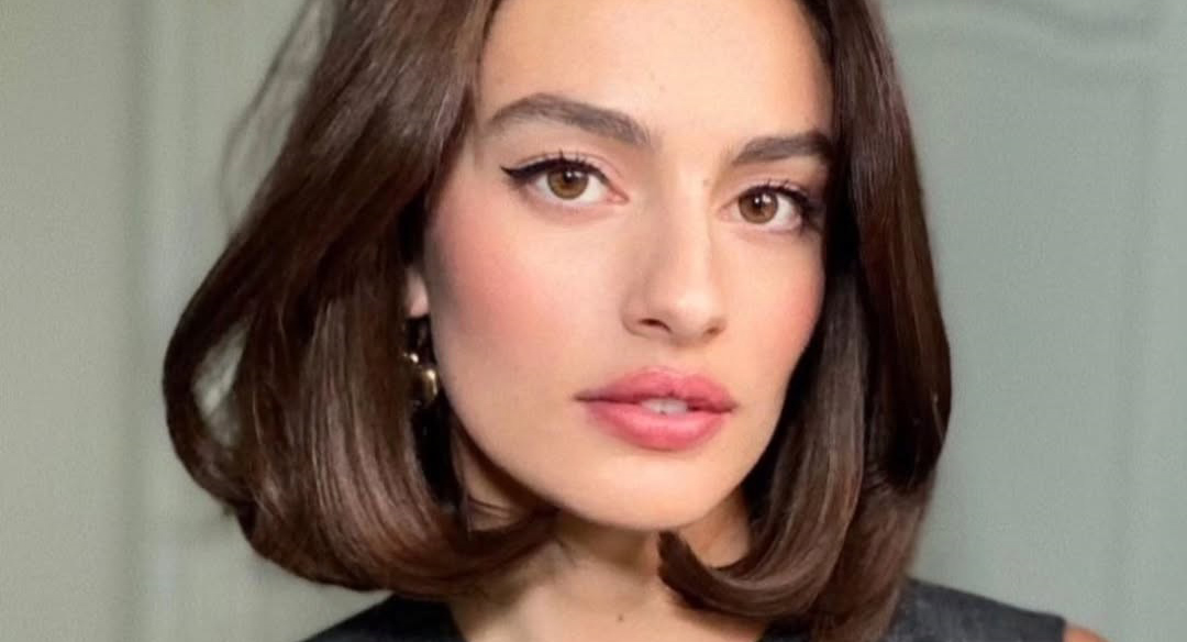 Κοπέλα με καρέ μαλλιά με όγκο