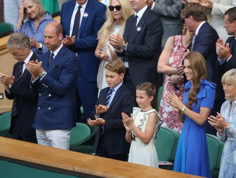 O πρίγκιπας William, η Kate Middleton και τα δύο μεγαλύτερα παιδιά τους στον τελικό ανδρών στο πλαίσιο του Wimbledon