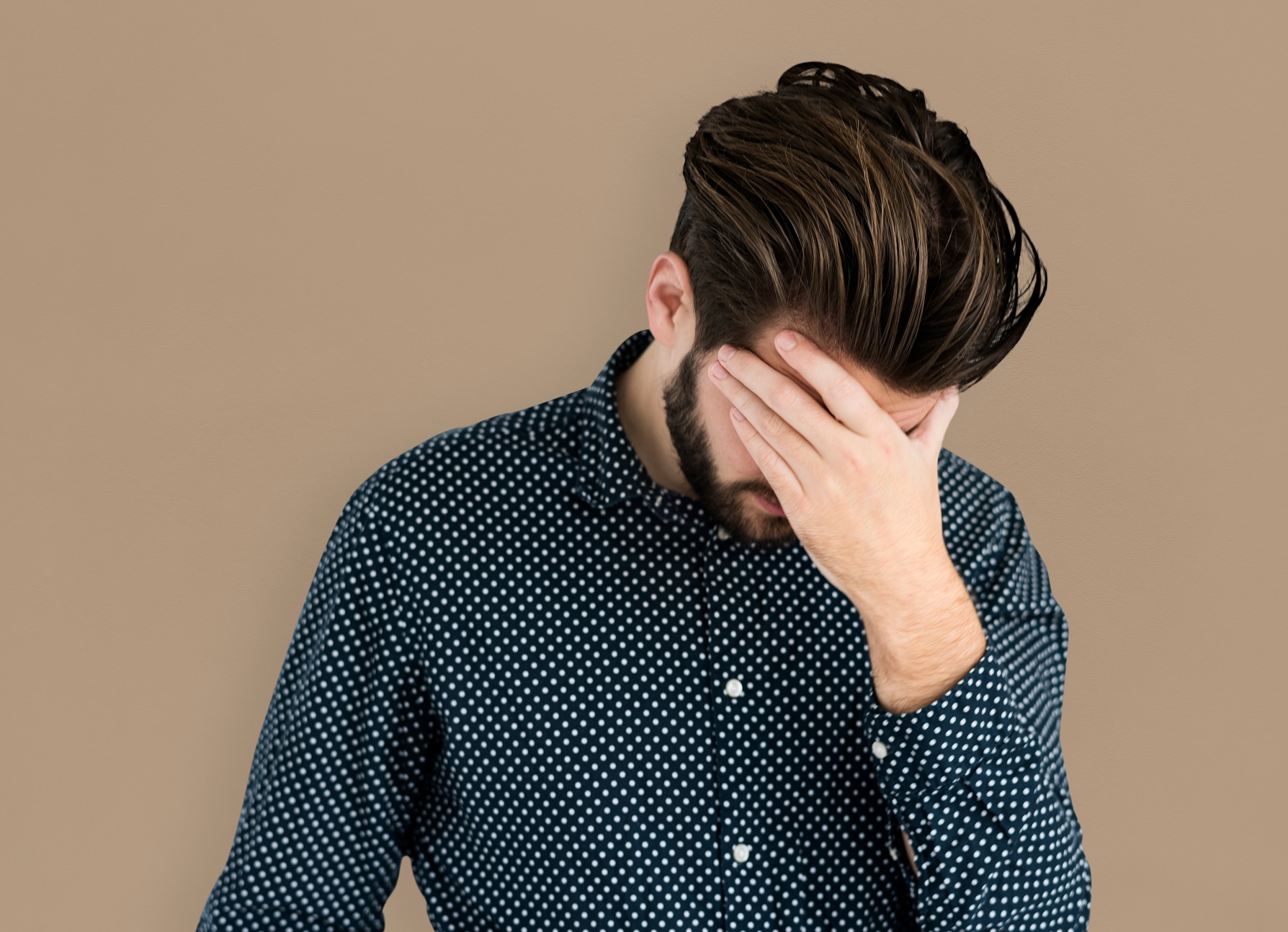 Άνδρας λυπημένος ή πονάει το κεφάλι του