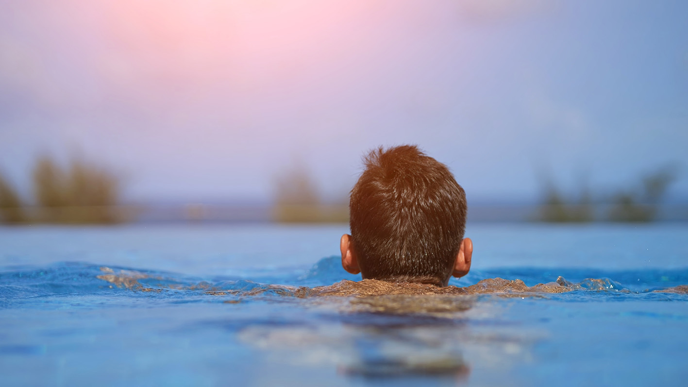 Άνδρας κολυμπά