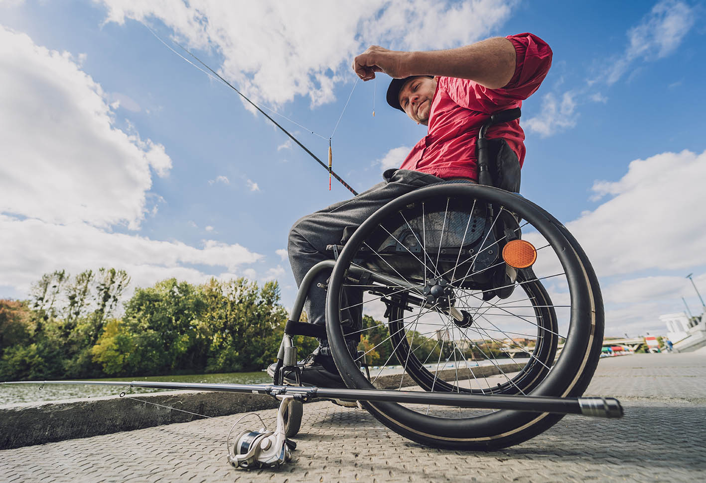 Άνδρας σε αναπηρικό αμαξίδιο ψαρεύει