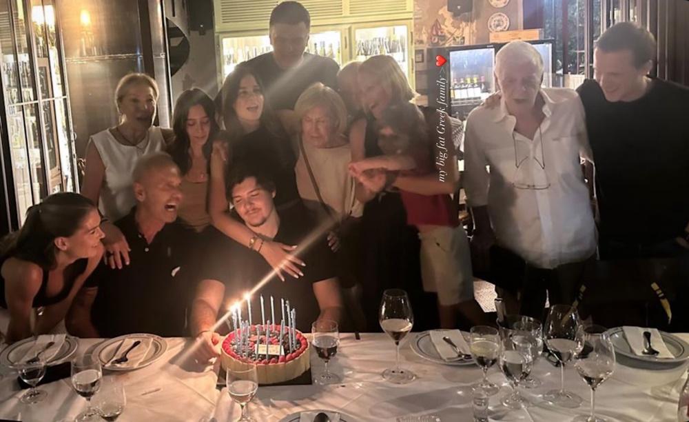 Τα γενέθλια του Μάξιμου Κωστόπουλου με όλη την οικογένεια στο πλευρό του