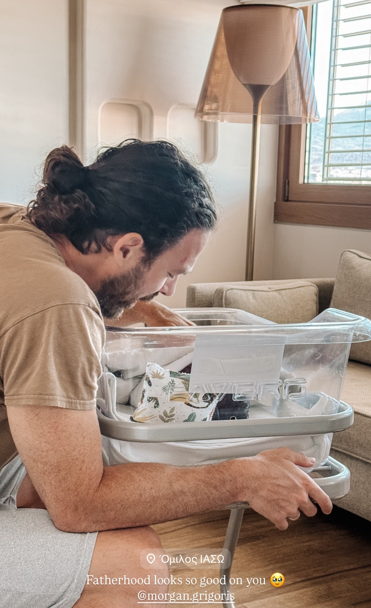 Ο Γρηγόρης Μόργκαν με τον νεογέννητο γιο του