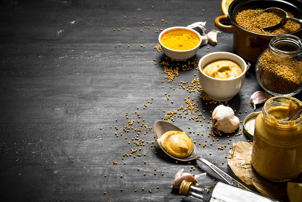 Μπολ με μουστάρδα και υλικά