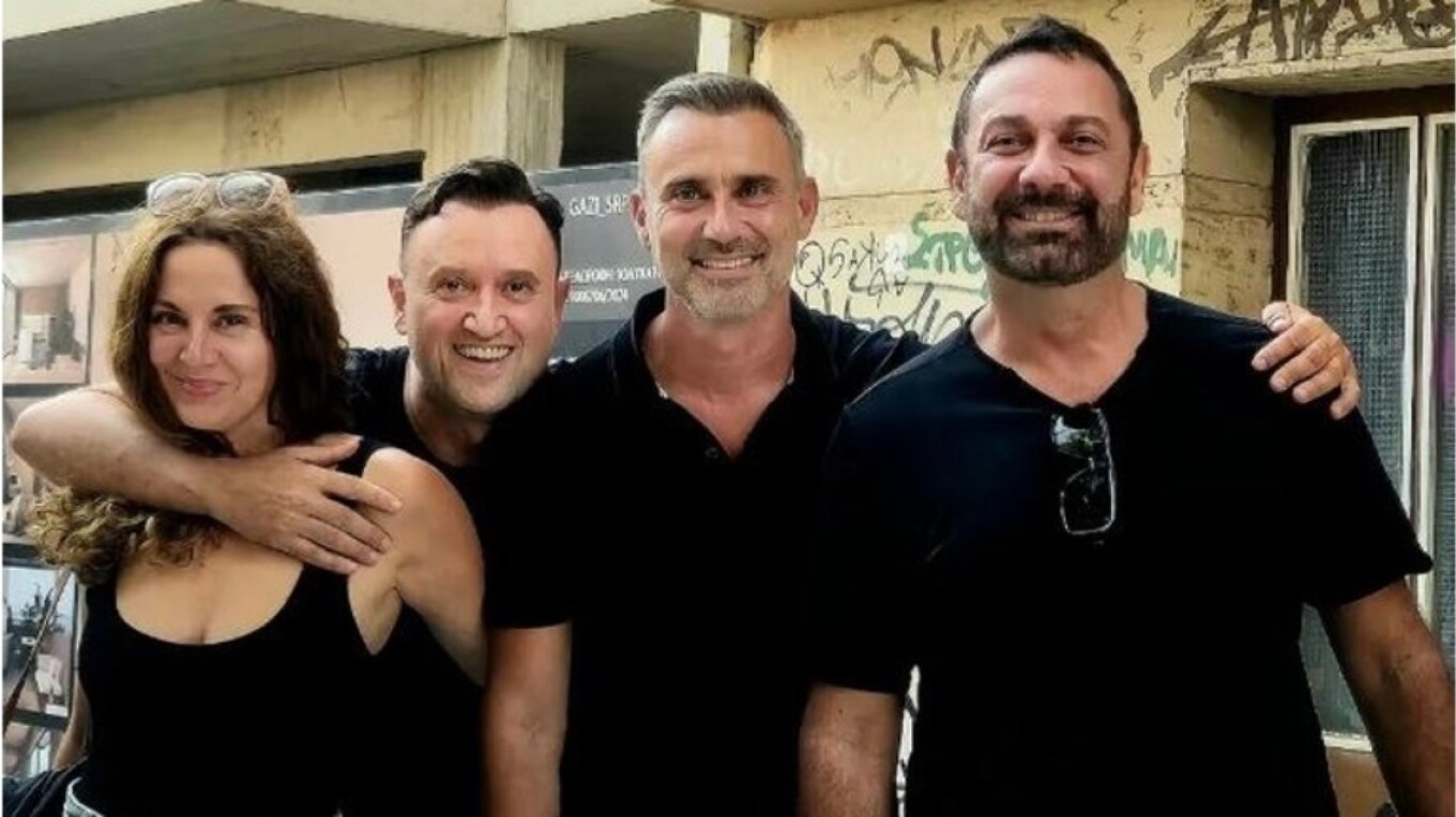 Η φωτογραφία με τους ηθοποιούς του Παρά Πέντε μετά την κηδεία του Γεράσιμου Μιχελή