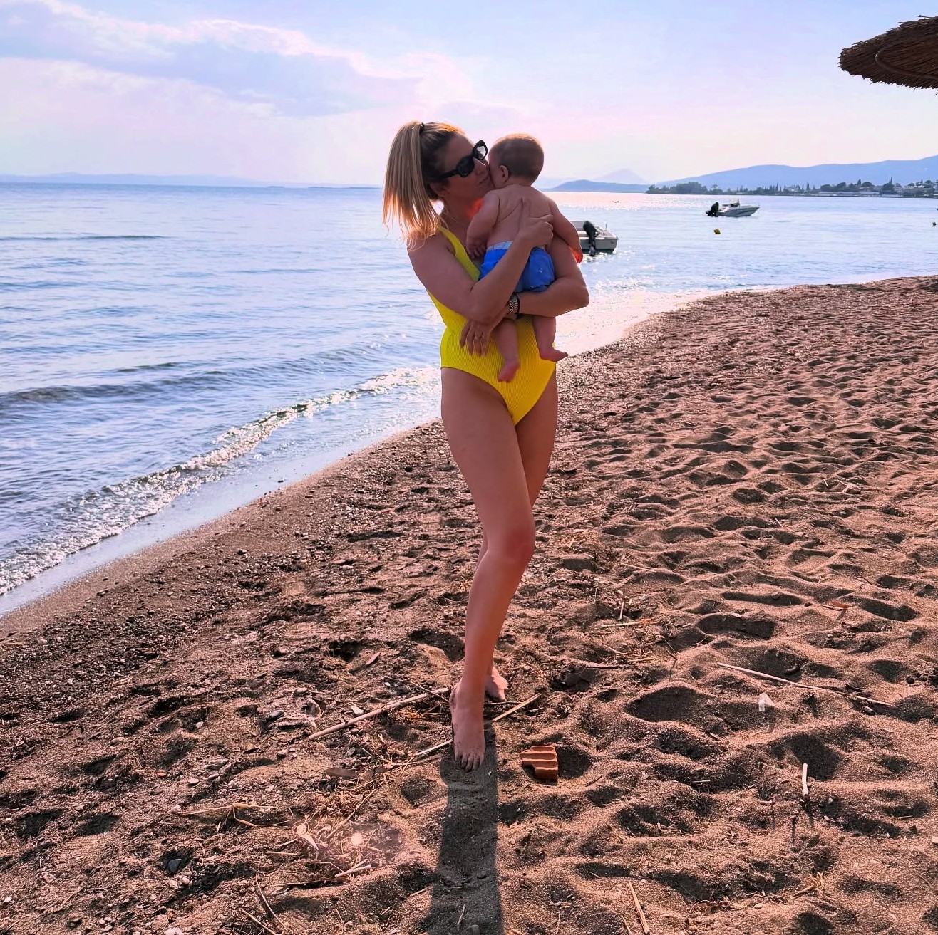 Η Φωτεινή Πετρογιάννη με τον γιο της στην παραλία