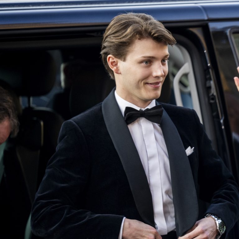 O κόμης Felix φθάνει στους εορτασμούς για τα 18α γενέθλια της πριγκίπισσας Isabella στην Παλαιά Σκηνή του Βασιλικού Θεάτρου της Κοπεγχάγης, 15 Απριλίου 2025