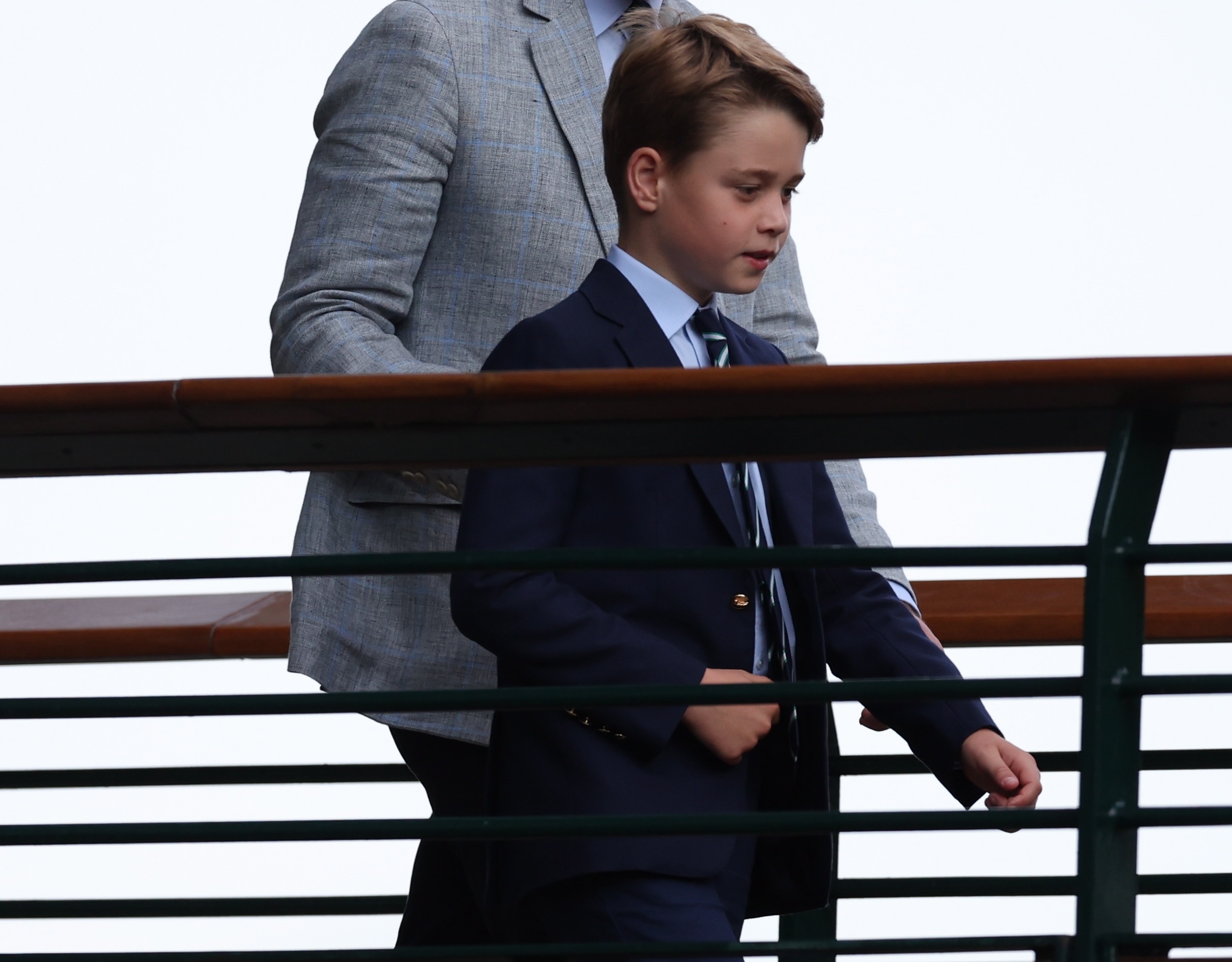 Ο πρίγκιπας George αποχωρεί με τον πατέρα του από τον τελικό ανδρών του Wimbledon, 16 Ιουλίου 2023