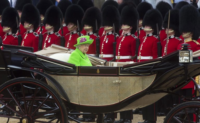 Η βασίλισσα Ελισάβετ σε άμαξα στη διάρκεια του Trooping of the Color για τα 90ά της γενέθλια, 11 Ιουνίου 2016