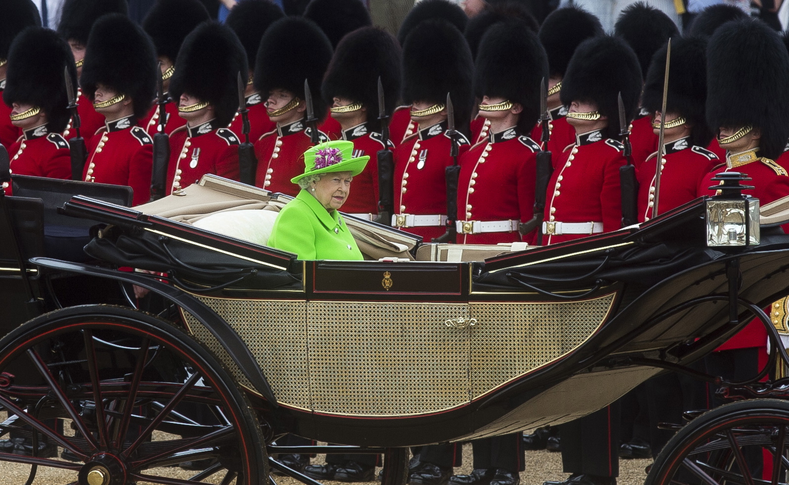 Η βασίλισσα Ελισάβετ σε άμαξα στη διάρκεια του Trooping of the Color για τα 90ά της γενέθλια, 11 Ιουνίου 2016