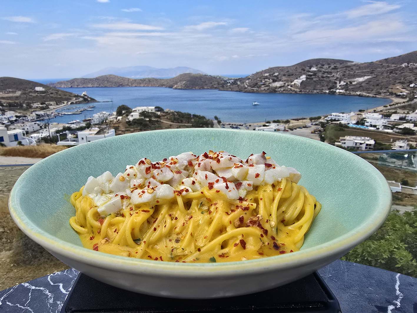 Σκορδομακάρονα με μπούκοβο και ταρτάρ από την Ιο