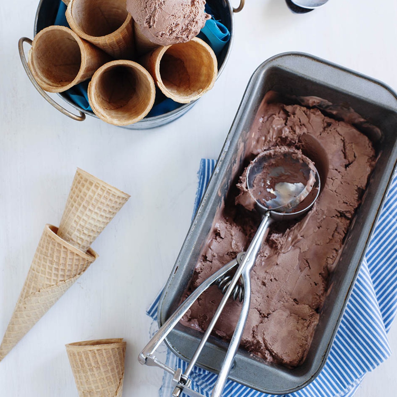 Σπιτικό παγωτό σοκολάτα έτοιμο να σερβιριστεί σε χωνάκια