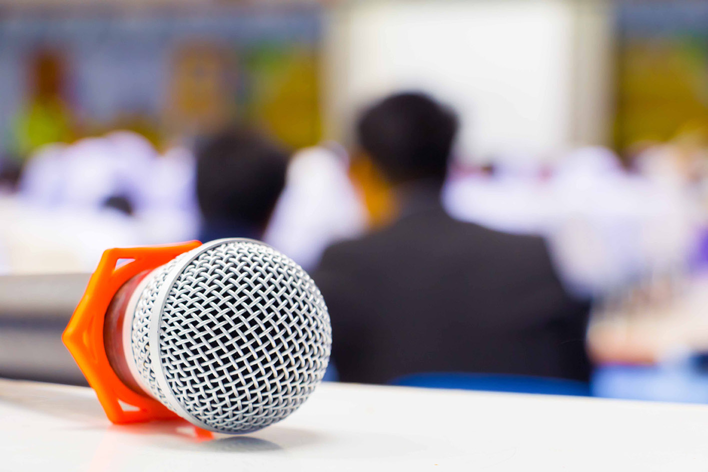 Μικρόφωνο ακουμπισμένο από ομιλητή σε συνέδριο