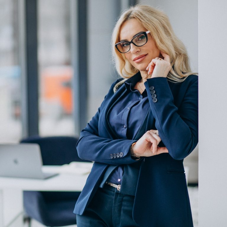 Επιτυχημένη εργαζόμενη γυναίκα