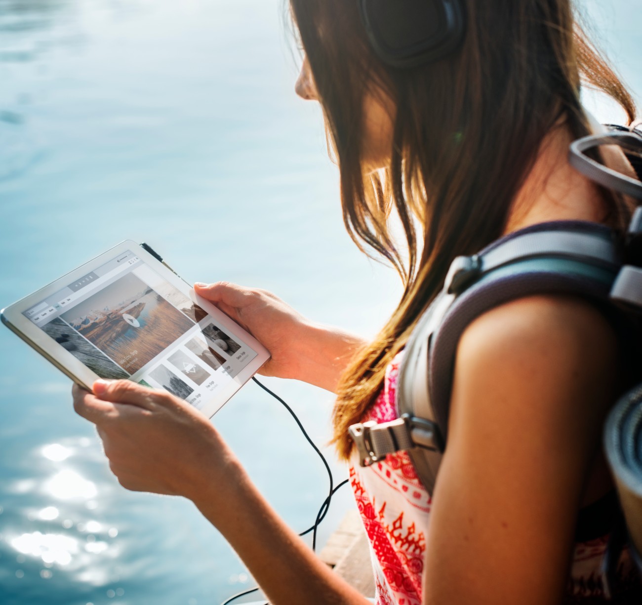 Γυναίκα ταξιδεύει μόνη το καλοκαίρι