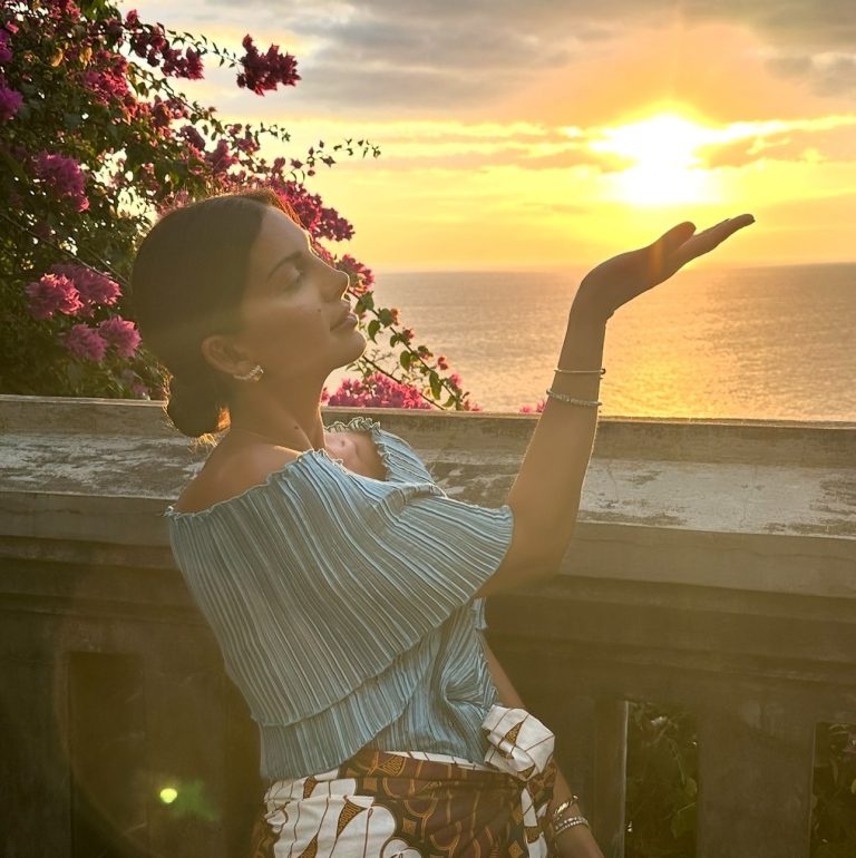 Η Σταματίνα Τσιμτσιλή στο ηλιοβασίλεμα