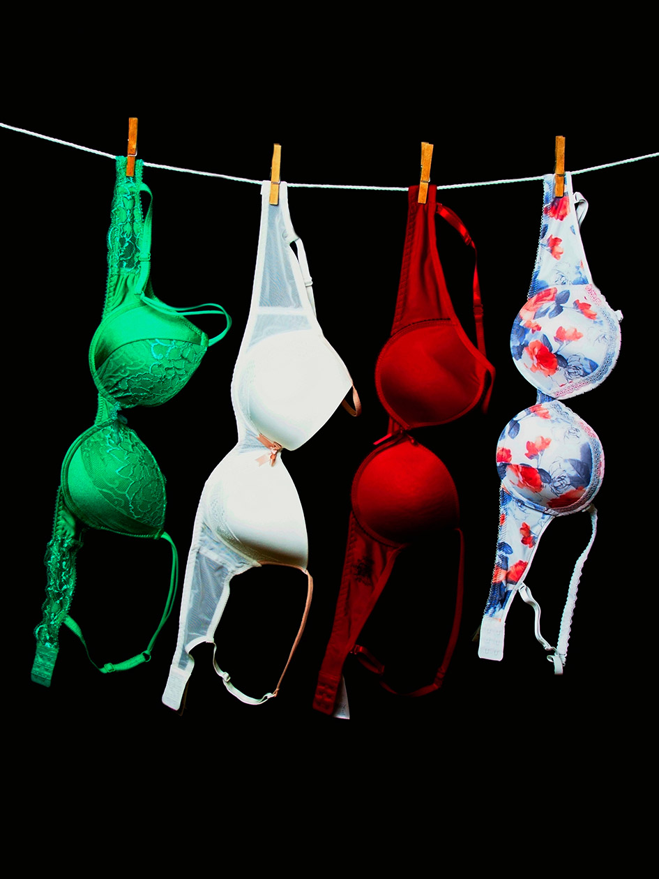 Σουτιέν κρεμασμένα σε διάφορα χρώματα