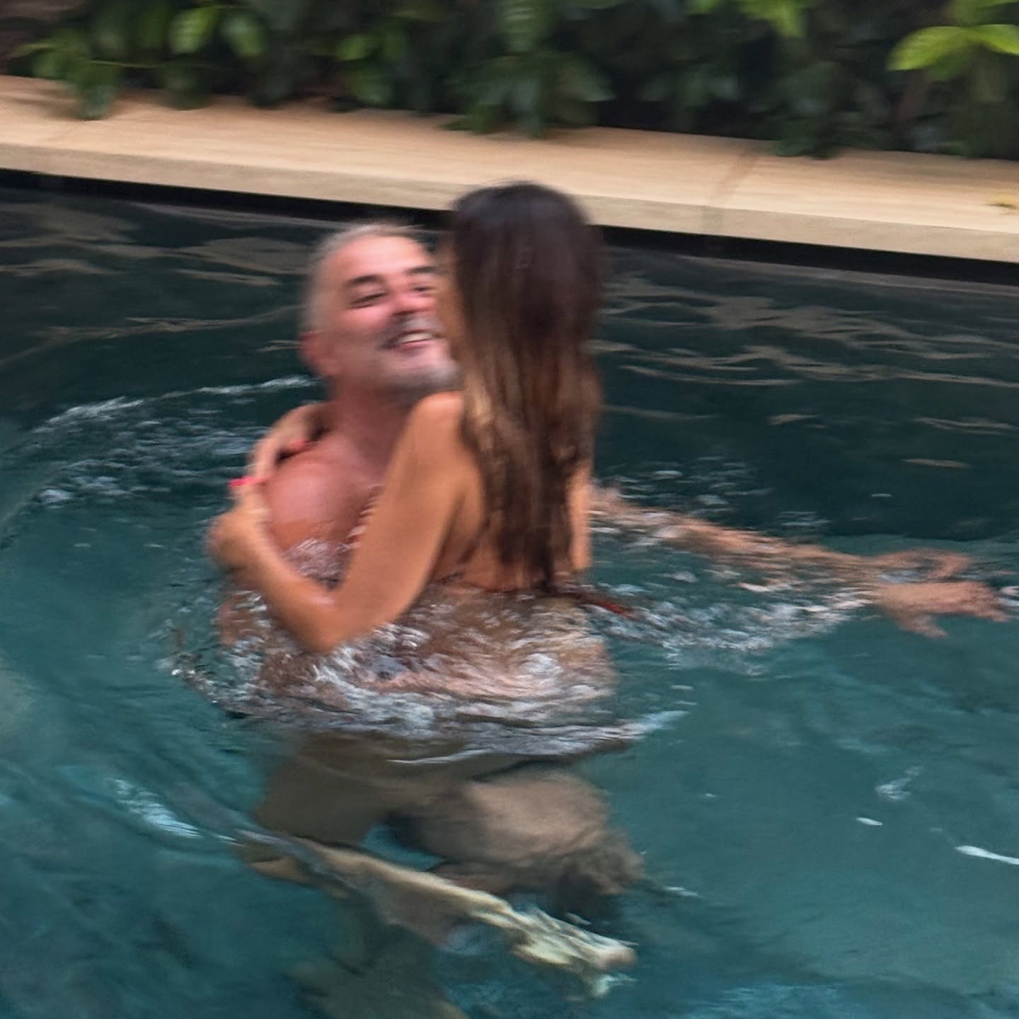 Δέσποινα Βανδή και Βασίλης Μπισμπίκης στην πισίνα