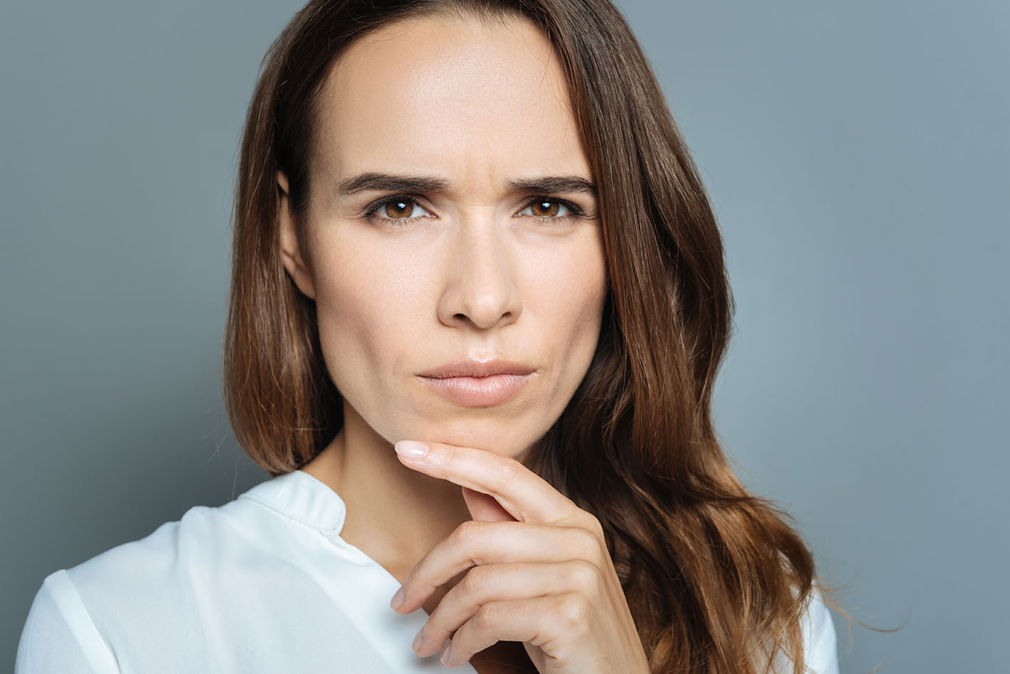 Γυναίκα έξυπνη σοβαρή