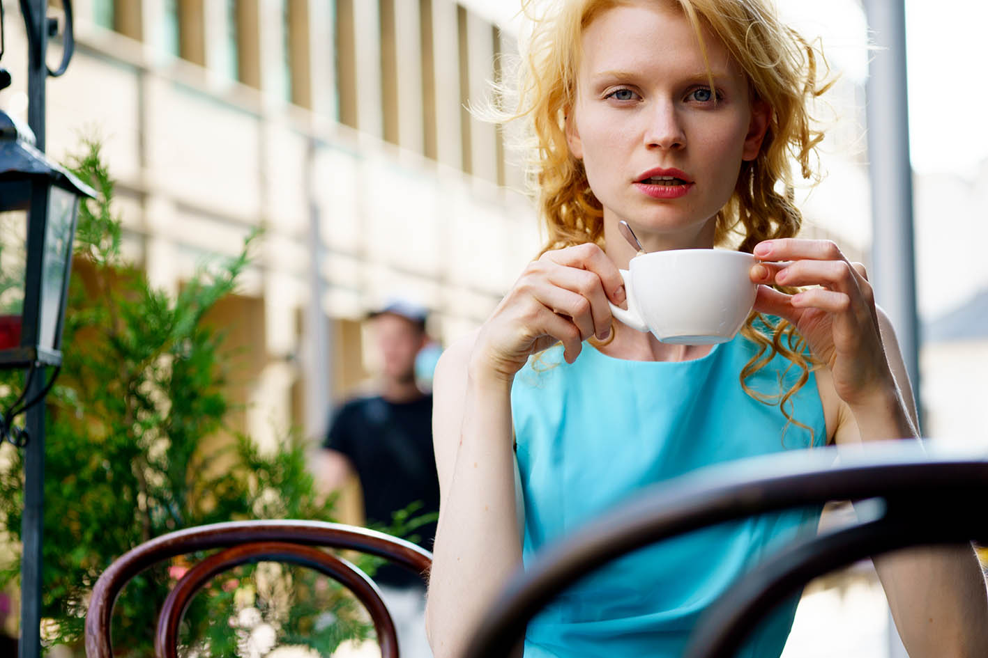 Γυναίκα πίνει καφέ
